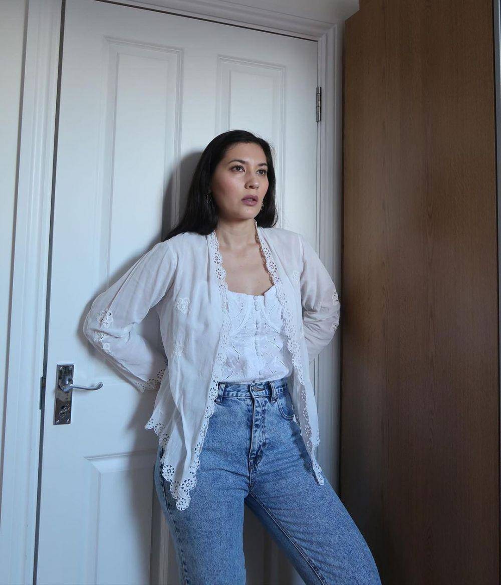 Baju kondangan dengan celana jeans. (instagram.com/hannahalrashid)