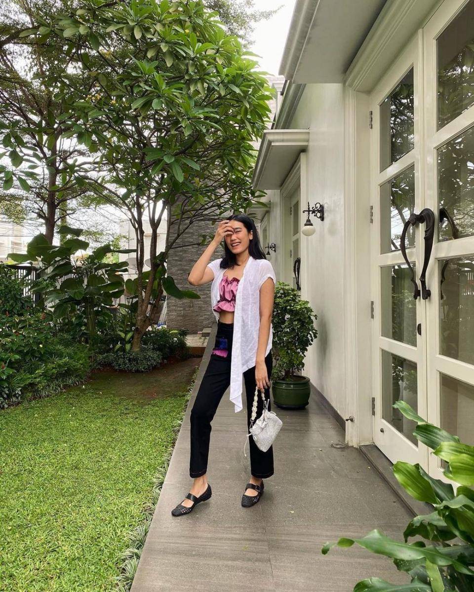 Baju kondangan dengan celana jeans. (instagram.com/alikaislamadina)
