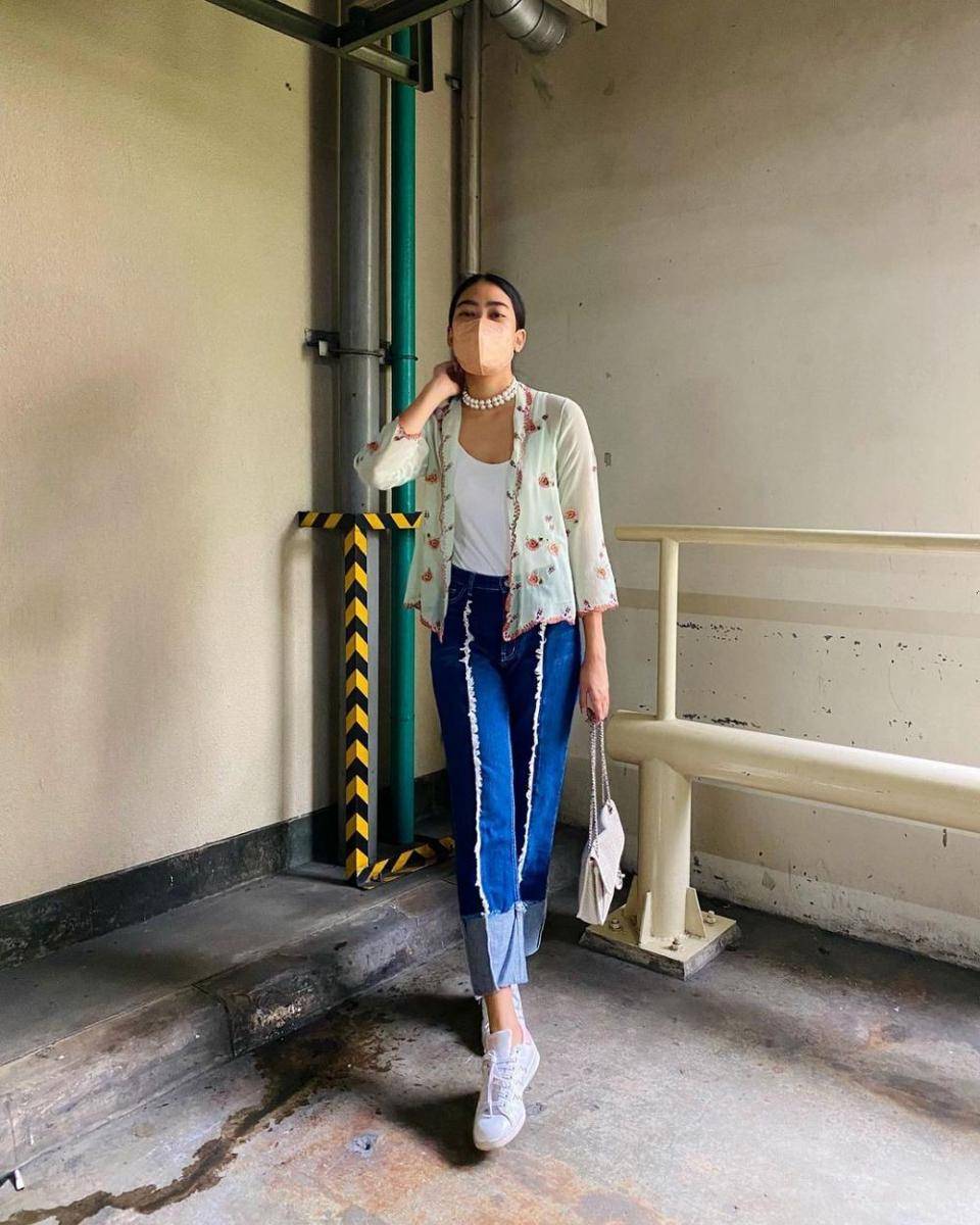 Baju kondangan dengan celana jeans. (instagram.com/alikaislamadina)