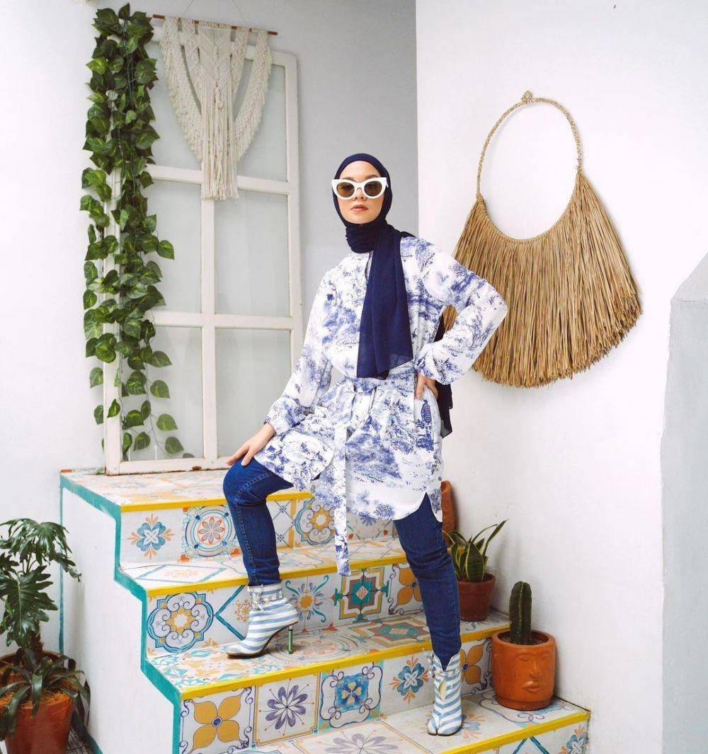 Baju kondangan dengan celana jeans. (instagram.com/tantrinamirah)