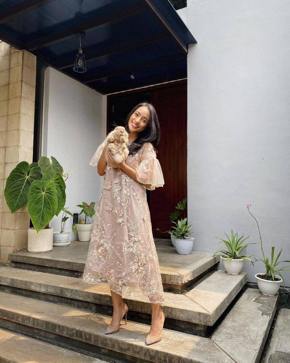 potret Kaneishia Yusuf dalam balutan dress (instagram.com/kaneishiayusuf05)