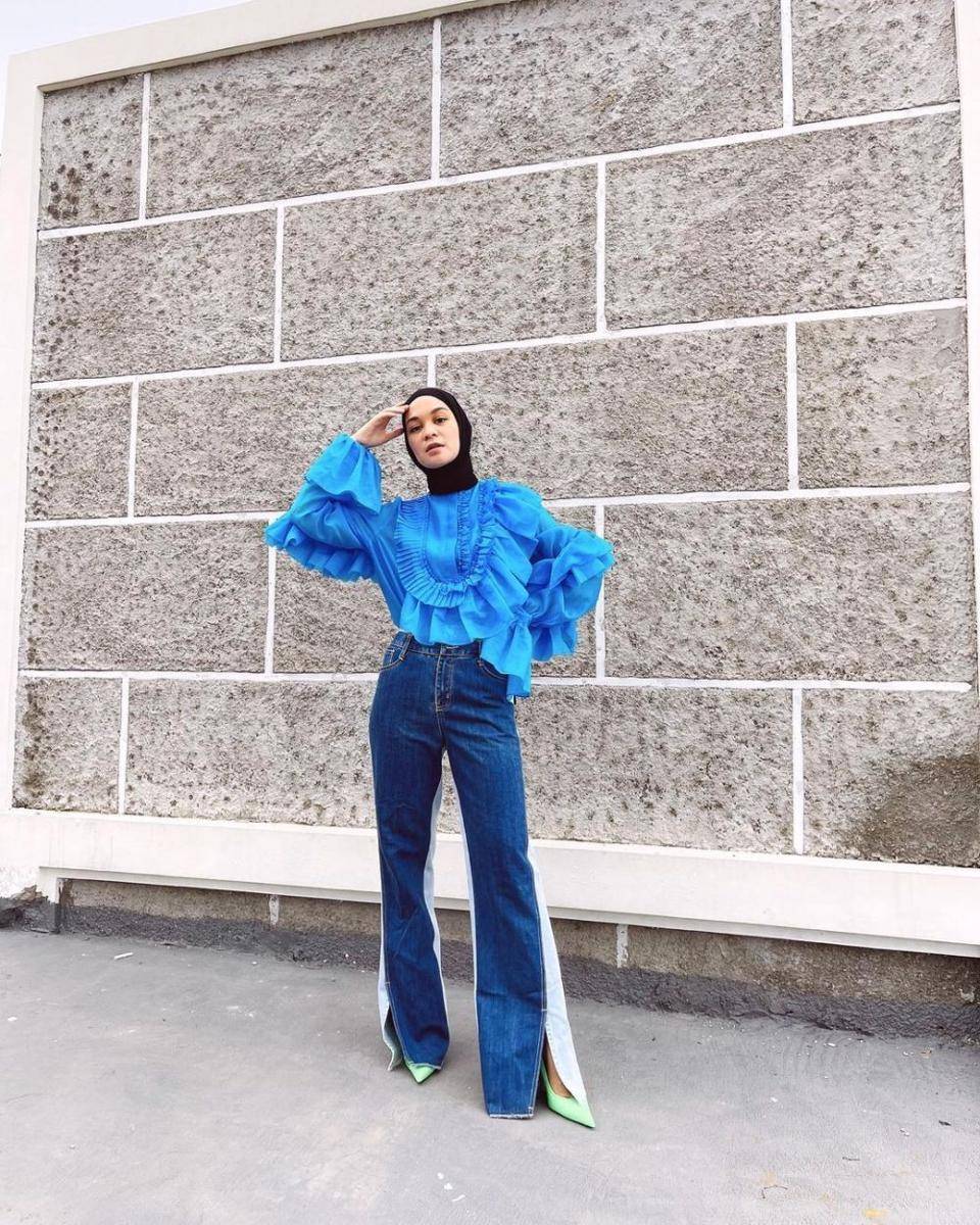 Baju kondangan dengan celana jeans. (instagram.com/tantrinamirah)
