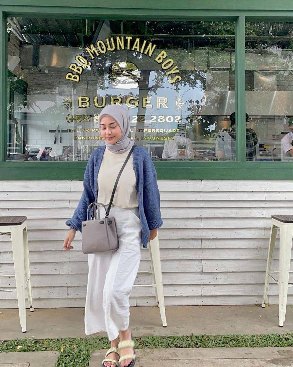 inspirasi outfit warna biru denim (instagram.com/diantyy.a)