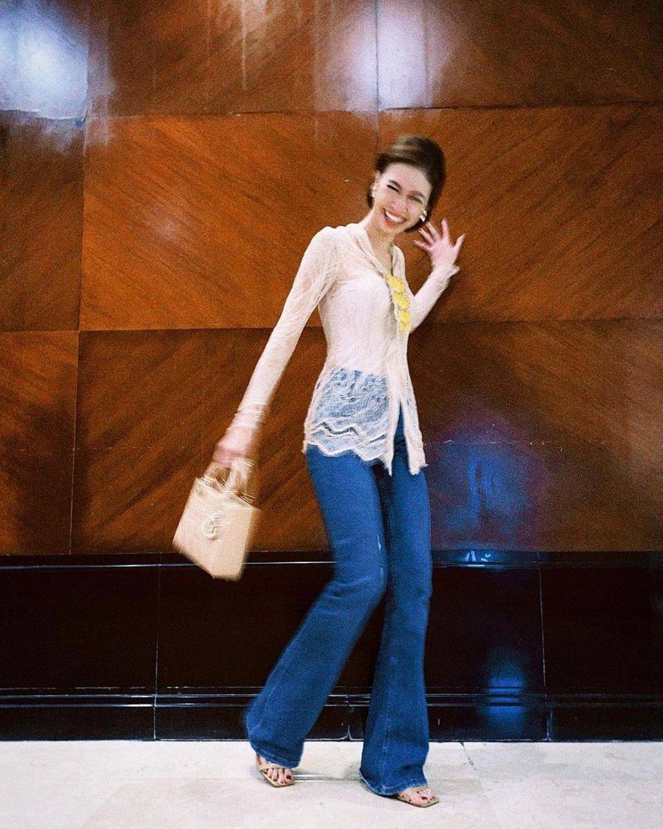 Baju kondangan dengan celana jeans. (instagram.com/yukikt)