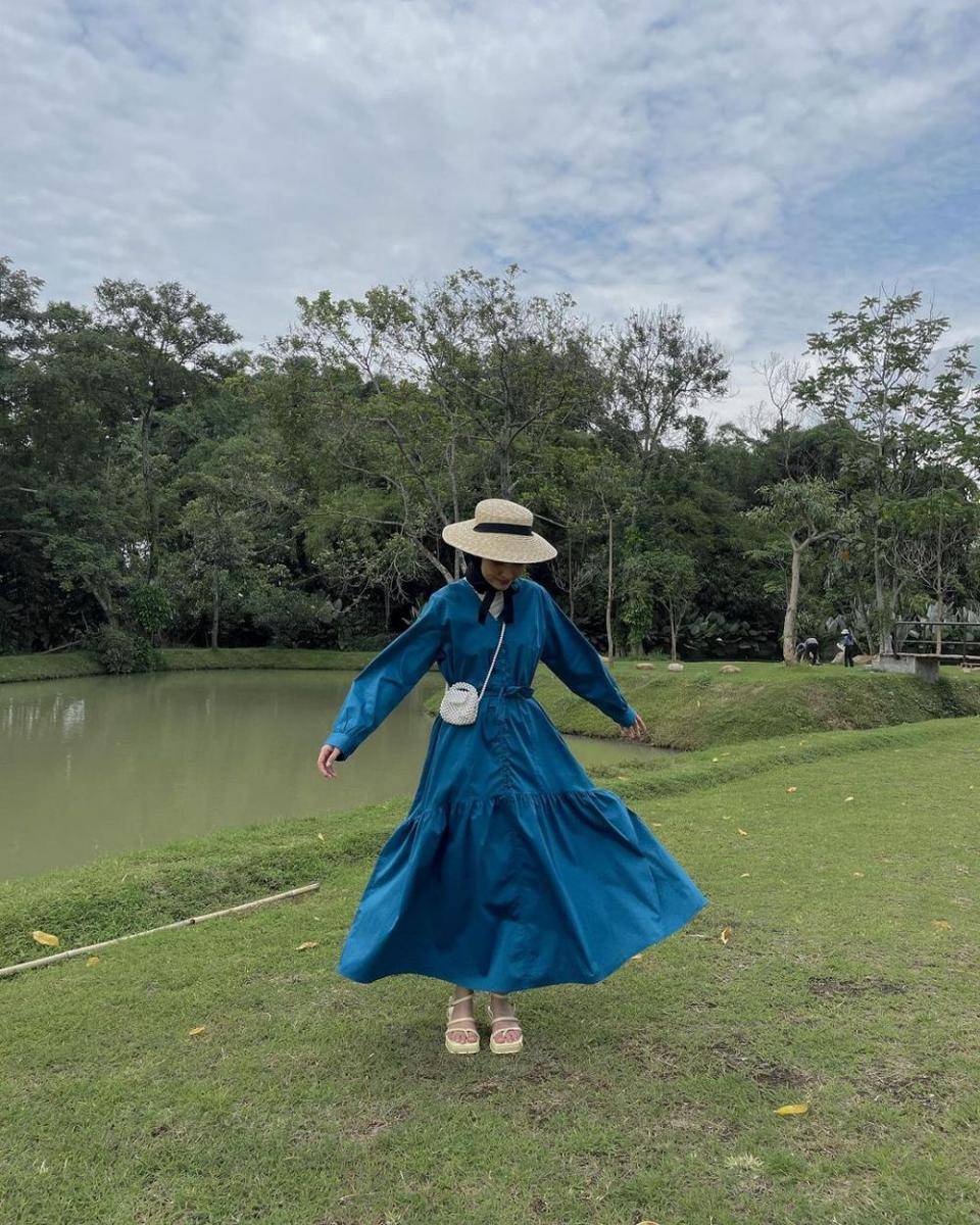 inspirasi outfit warna biru denim (instagram.com/inasrana)