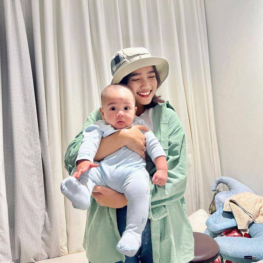 potret Fuji gendong Rayyanza (instagram.com/fuji_an/)
