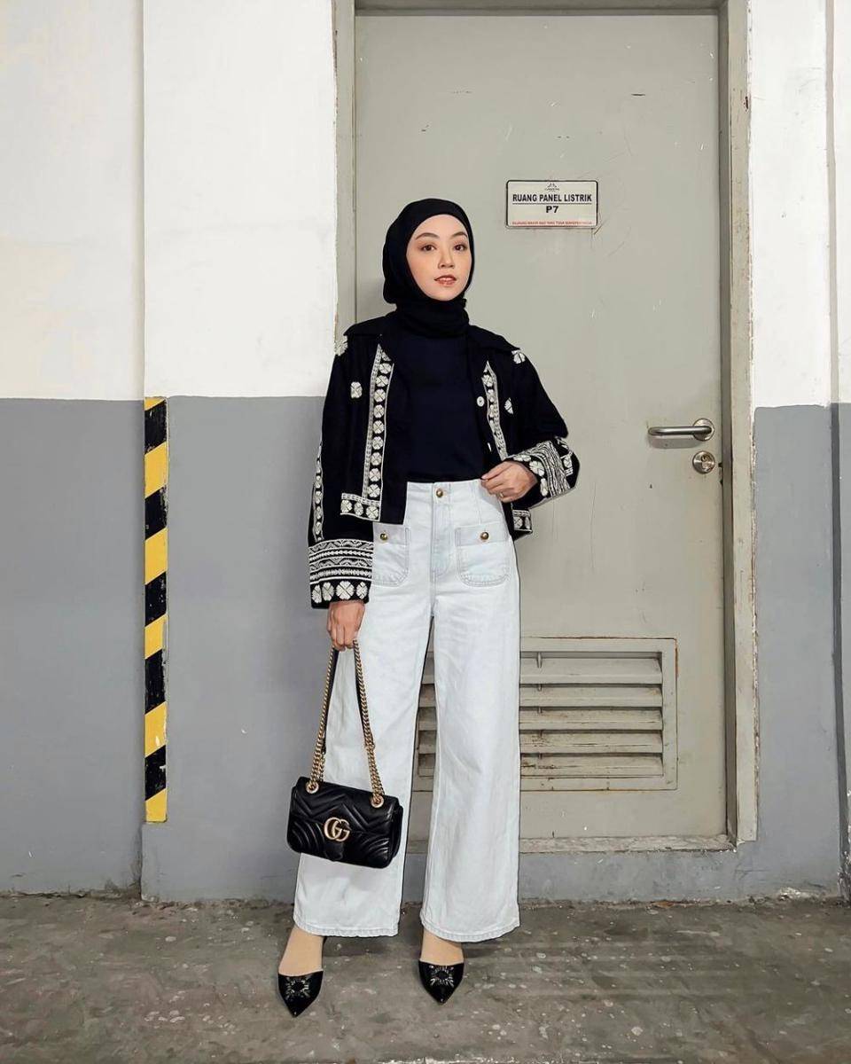 Baju kondangan dengan celana jeans. (instagram.com/meiraniap)