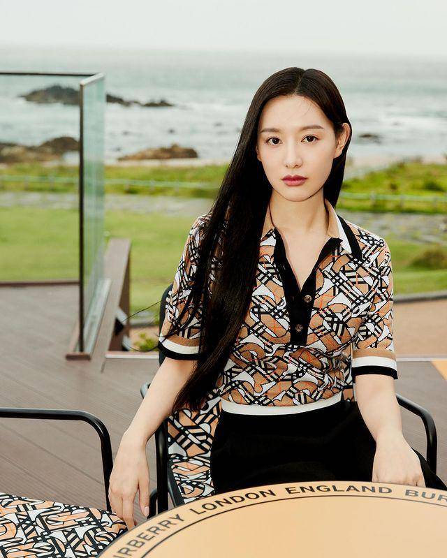 Kim Ji Won (instagram.com/geewonii)