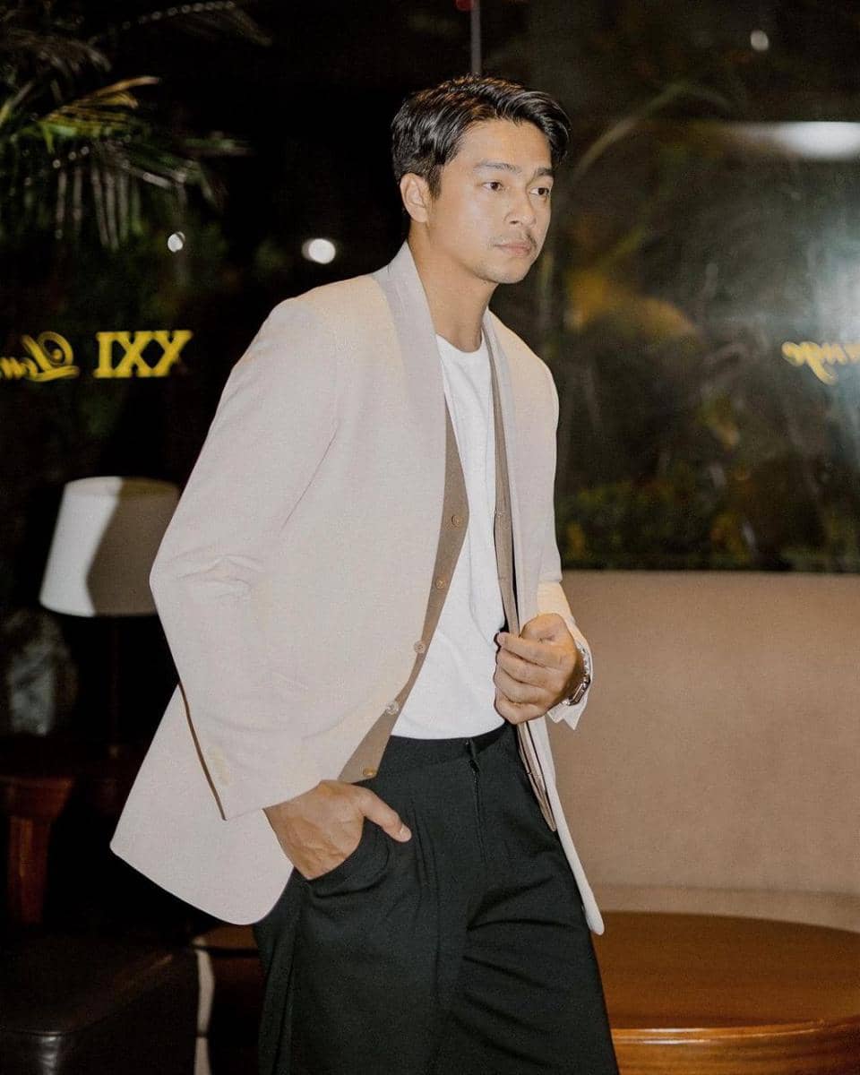 potret Deva Mahenra dalam balutan jas (instagram.com/devamahenra)