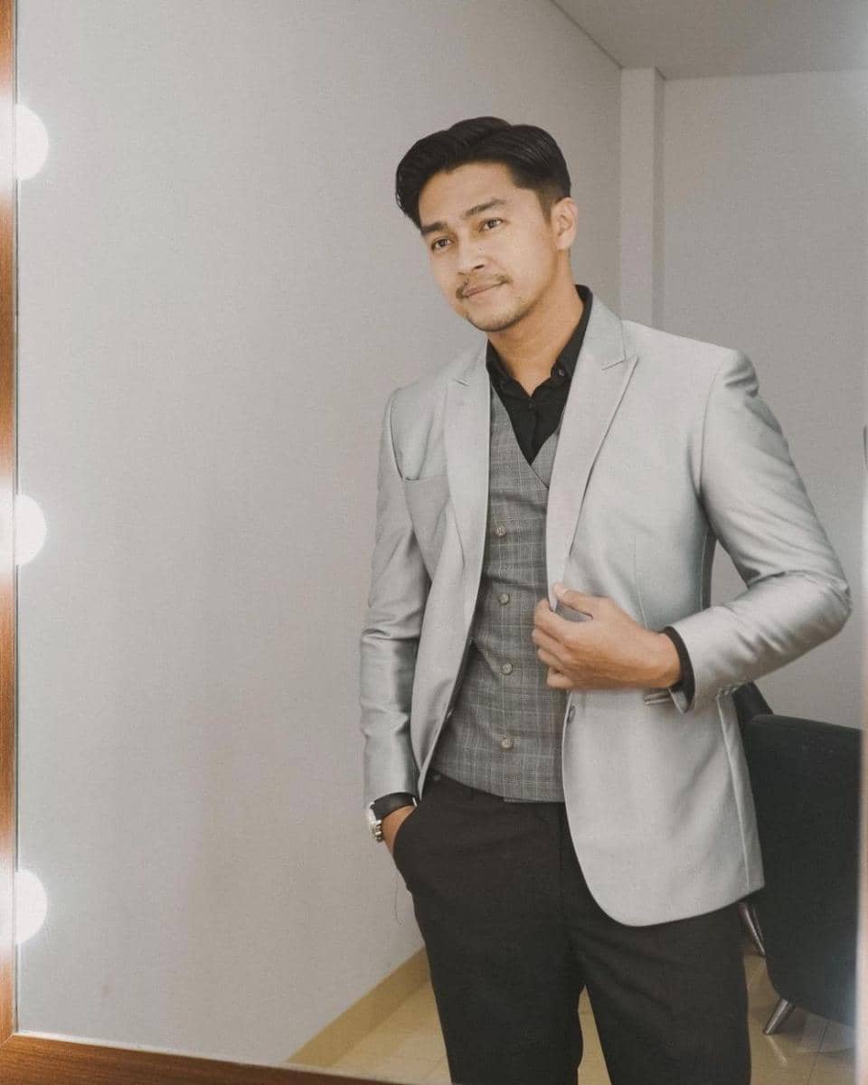 potret Deva Mahenra dalam balutan jas (instagram.com/devamahenra)