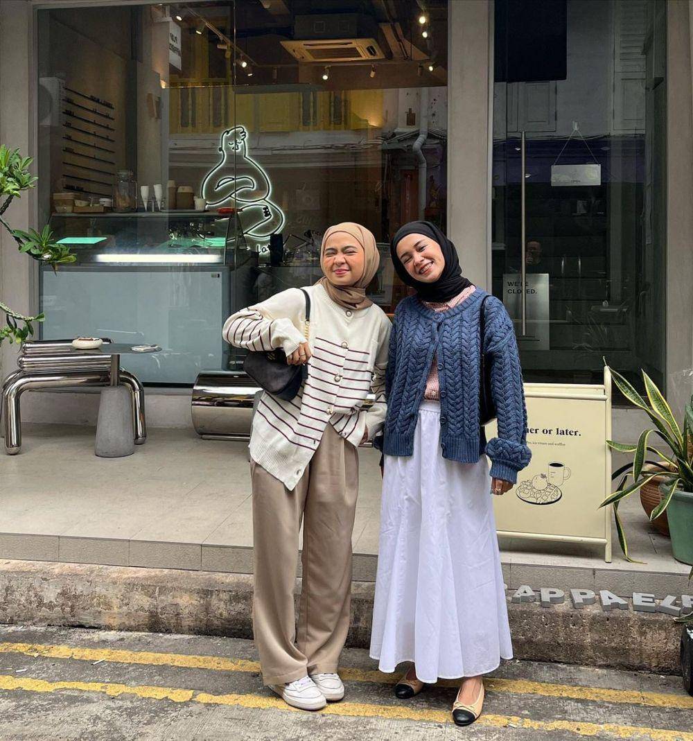 inspirasi outfit warna biru denim (instagram.com/yurezalina)