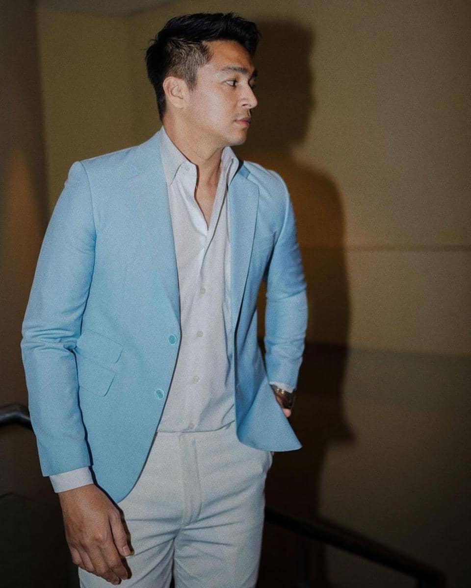 potret Deva Mahenra dalam balutan jas (instagram.com/devamahenra)