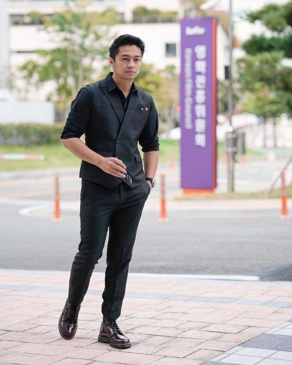 potret Deva Mahenra dalam balutan jas (instagram.com/devamahenra)