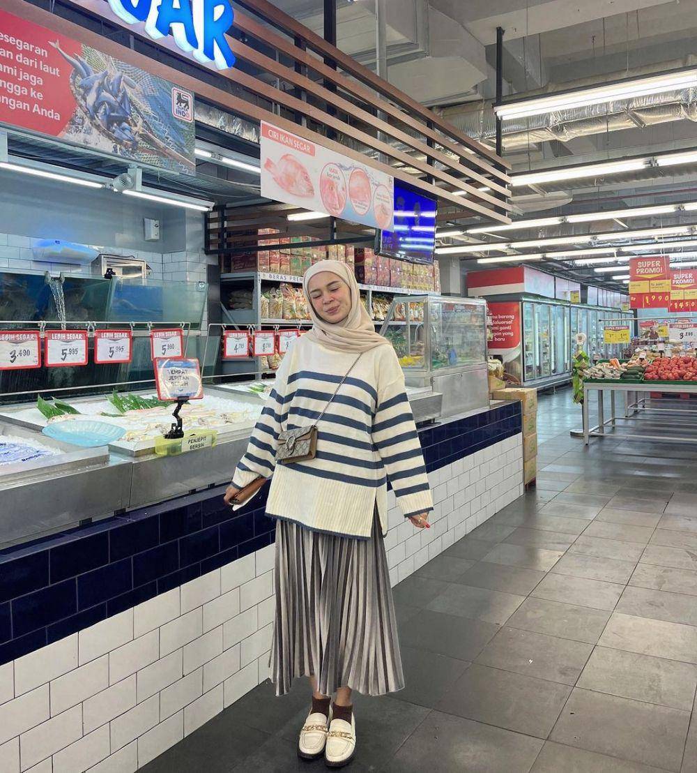 inspirasi outfit warna biru denim (instagram.com/yurezalina)