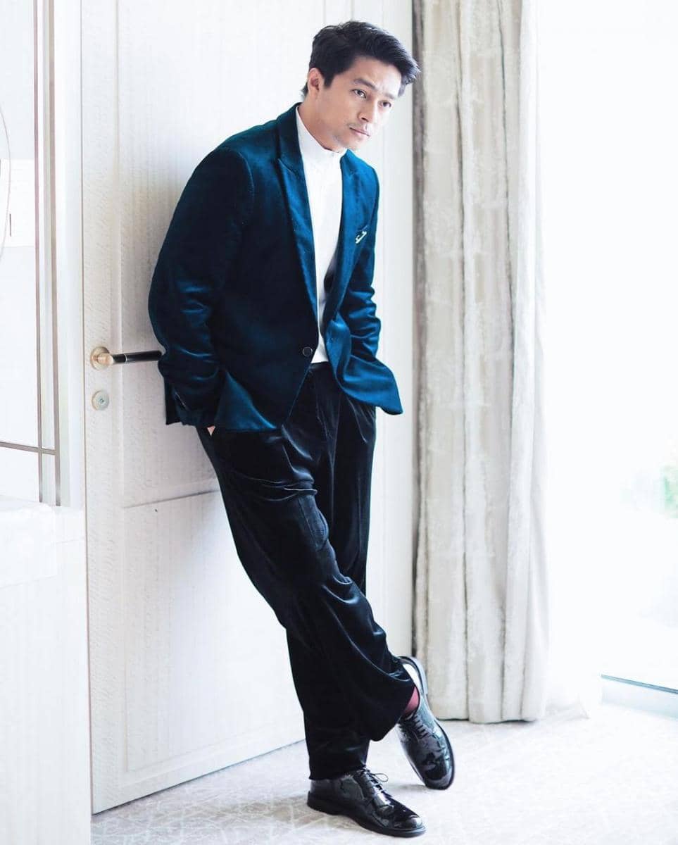 potret Deva Mahenra dalam balutan jas (instagram.com/devamahenra)