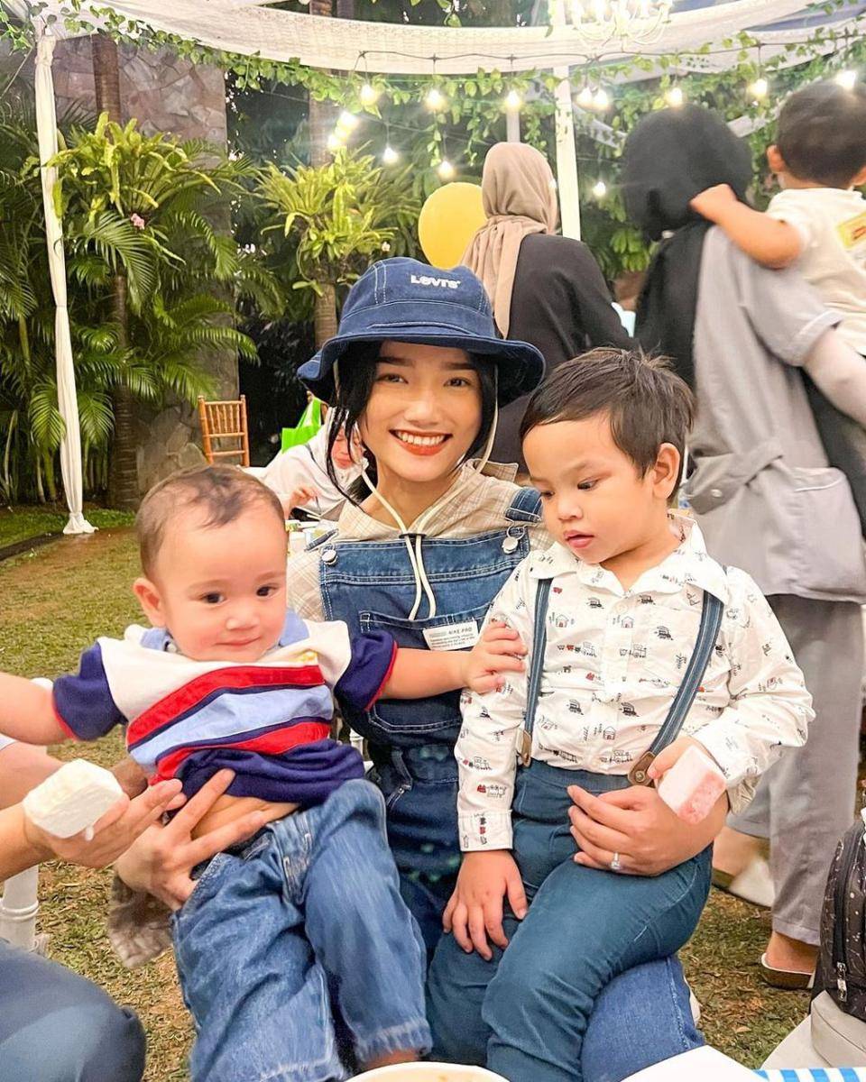 potret Fuji gendong Rayyanza (instagram.com/fuji_an/)