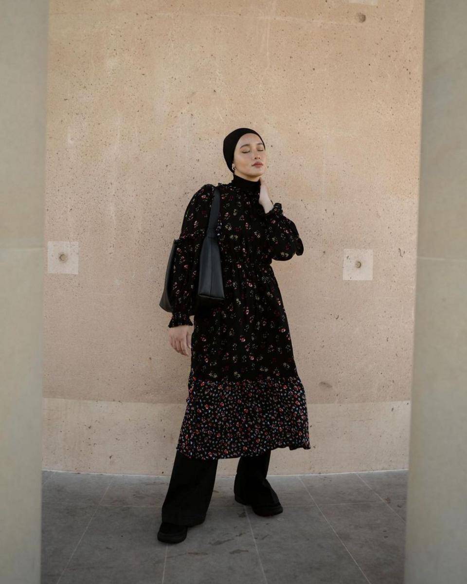 Baju kondangan dengan celana jeans. (instagram.com/anaoctarina)