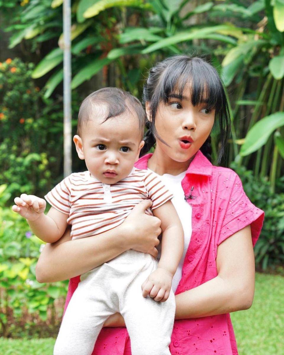 potret Fuji gendong Rayyanza (instagram.com/fuji_an/)
