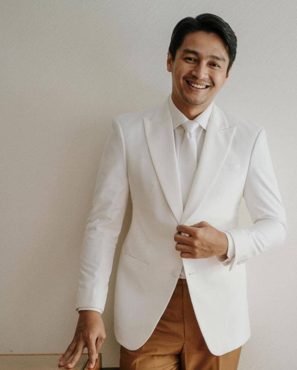 potret Deva Mahenra dalam balutan jas (instagram.com/devamahenra)