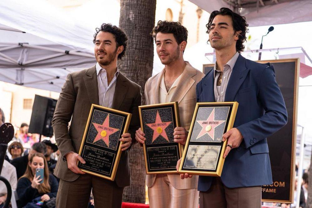 9 Potret Jonas Brothers Terima Bintang Hollywood Walk of Fame