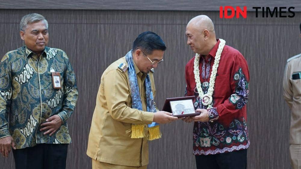 Menteri Koperasi dan Usaha Kecil Menengah (UKM) Teten Masduki menjadi pembicara dalam seminar bisnis kawal inkubator 2023 di aula Kayuh Baimbai Banjarmasin, Selasa (31/1/2023). (IDN Times/Hamdani).