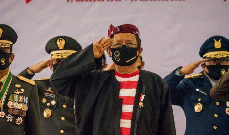 Mahfud MD kenakan baju tradisi Madura (ANTARA FOTO/Syaiful Hakim)