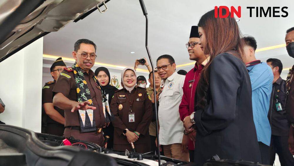 Kepala Kejati Jawa Barat, Asep Nana Mulyana saat meninjau barang bukti yang tersimpan di gedung galery barang bukti Kejari Kota Depok. (IDNTimes/Dicky)