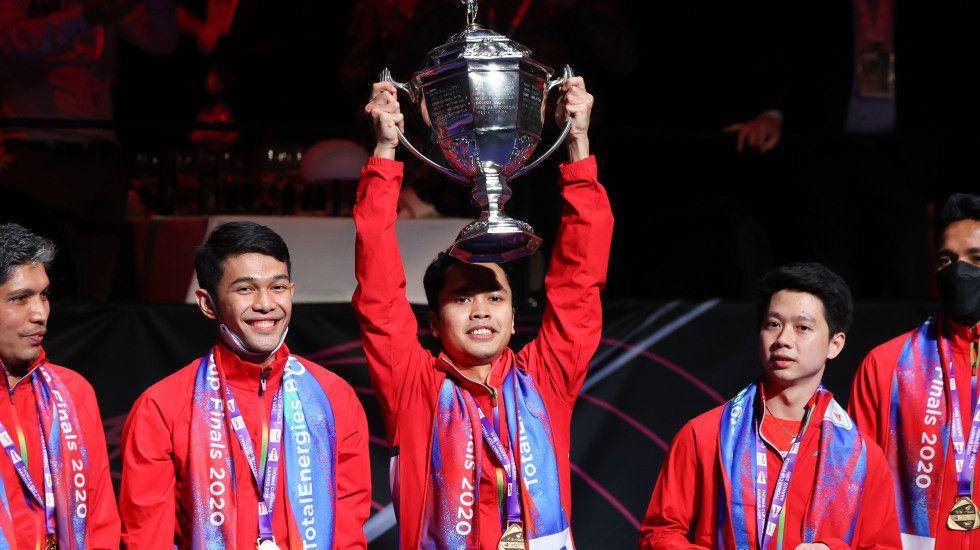 Timnas bulu tangkis putra Indonesia sedang merayakan raihan gelar juara Thomas Cup 2020 di Aarhus, Denmark. (bwfthomasubercups.bwfbadminton.com)