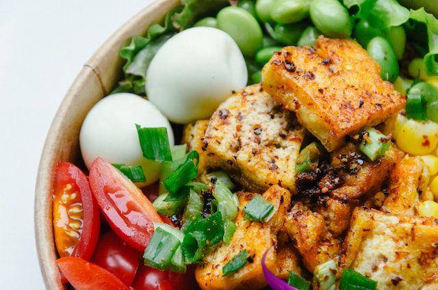 ilustrasi potongan tahu di dalam salad (unsplash.com/Anh Nguyen)