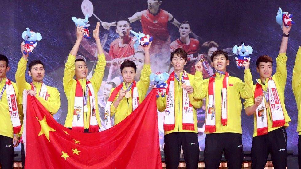 Timnas bulu tangkis putra China sedang merayakan raihan gelar juara Thomas Cup 2018 di Bangkok, Thailand. (bwfthomasubercups.bwfbadminton.com)