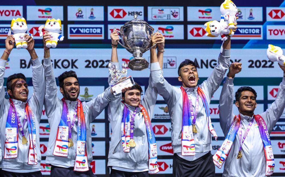 Timnas bulu tangkis putra India sedang merayakan raihan gelar juara Thomas Cup 2022 di Bangkok, Thailand. (bwfthomasubercups.bwfbadminton.com)