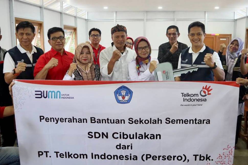 Penyerahan bantuan secara simbolis oleh EVP Telkom Jawa Barat Syaifudin (paling  kanan depan) kepada Camat Cugenang Komariah (kedua dari kanan depan) dan tenaga pengajar  SDN Cibulakan pada Rabu (25/1). (Dok. Telkom)