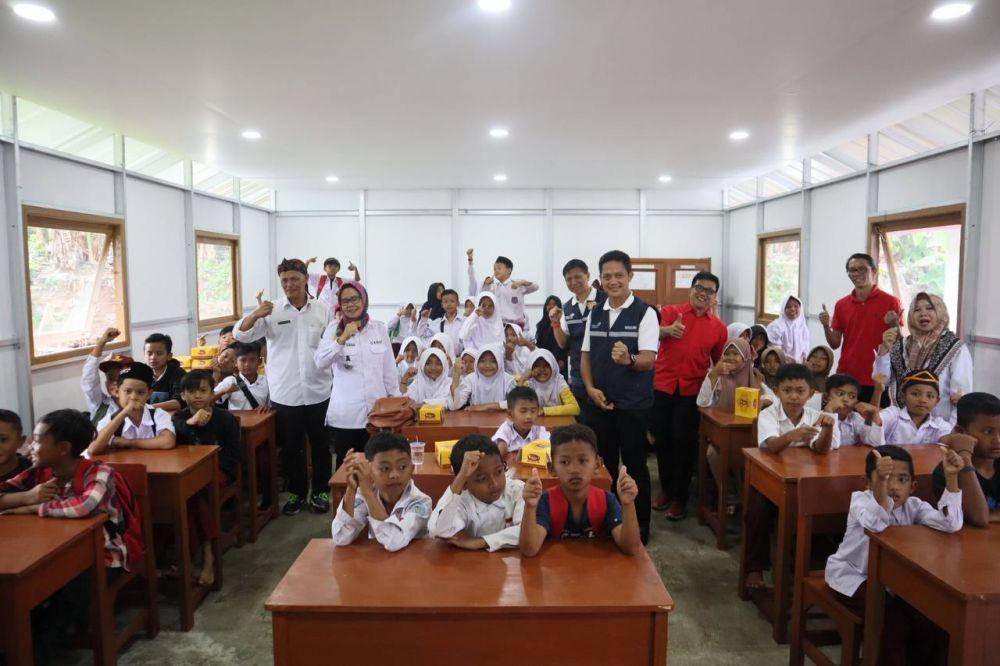 Suasana murid SDN Cibulakan di bangunan sekolah sementara. (Dok. Telkom)