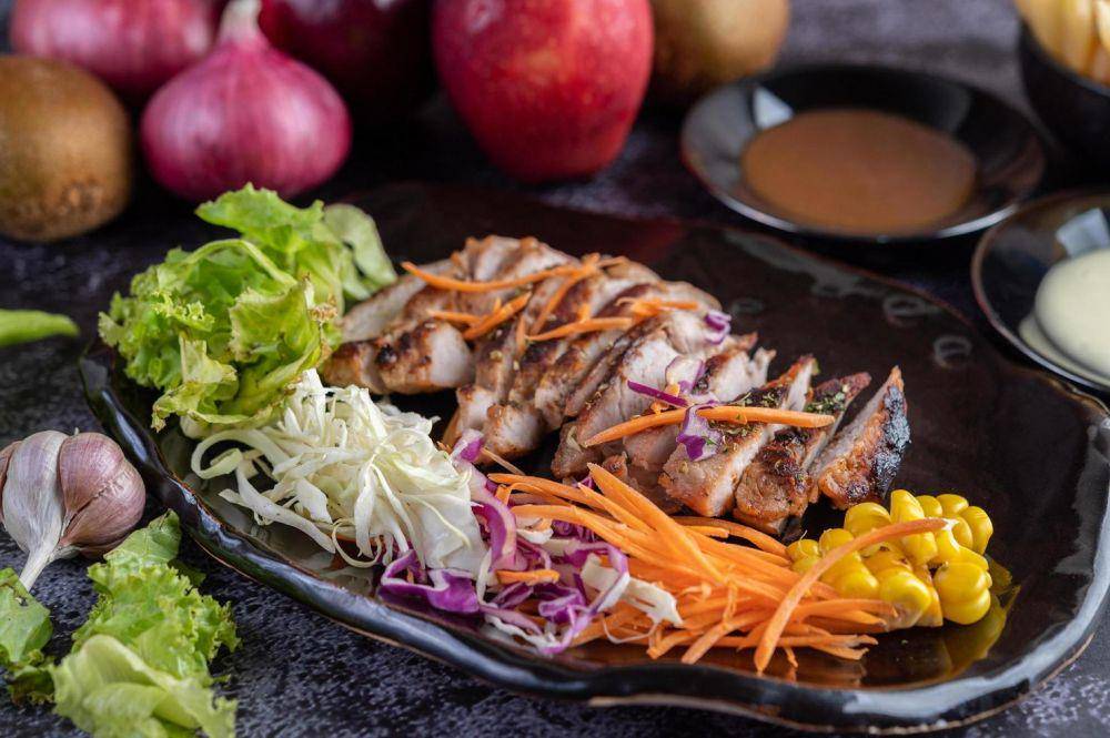 chicken steak (vecteezy.com/Prakasit Khuansuwan)