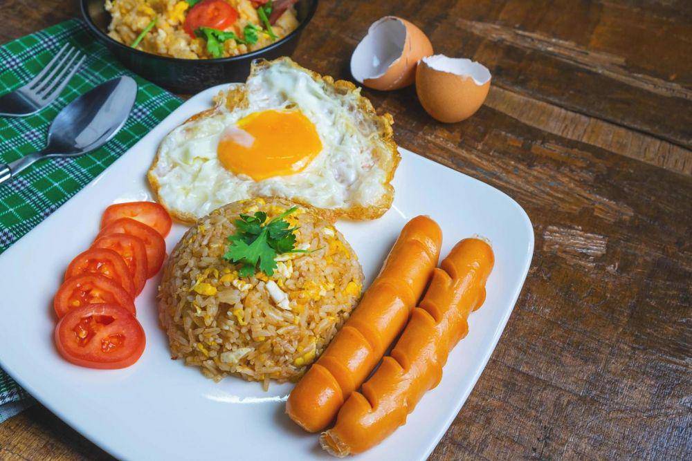 nasi goreng (vecteezy.com/maxskyohm27626627)