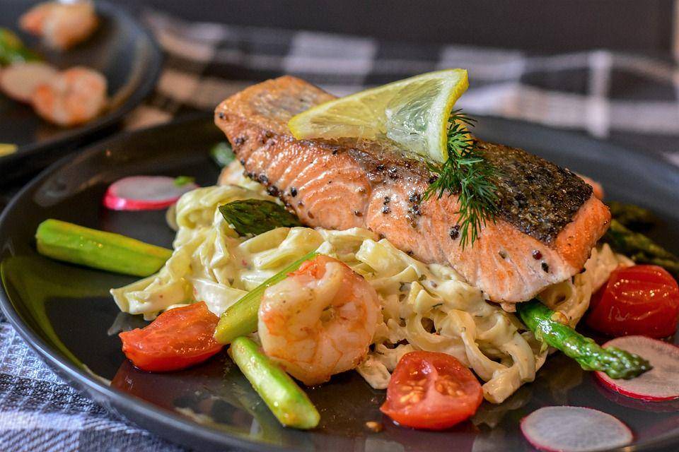 pan seared salmon (pixabay.com/RitaE)