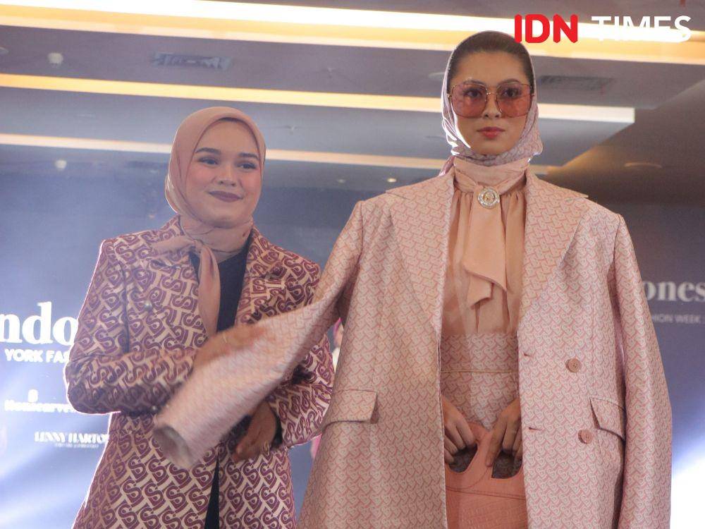 Buttonscarves, sebagai salah satu brand fashion Indonesia yang akan tampil di New York Fashion Week 2023 dalam gabungan Indonesia Now. 31 Desember 2023. (IDN Times/M. Tarmizi Murdianto)