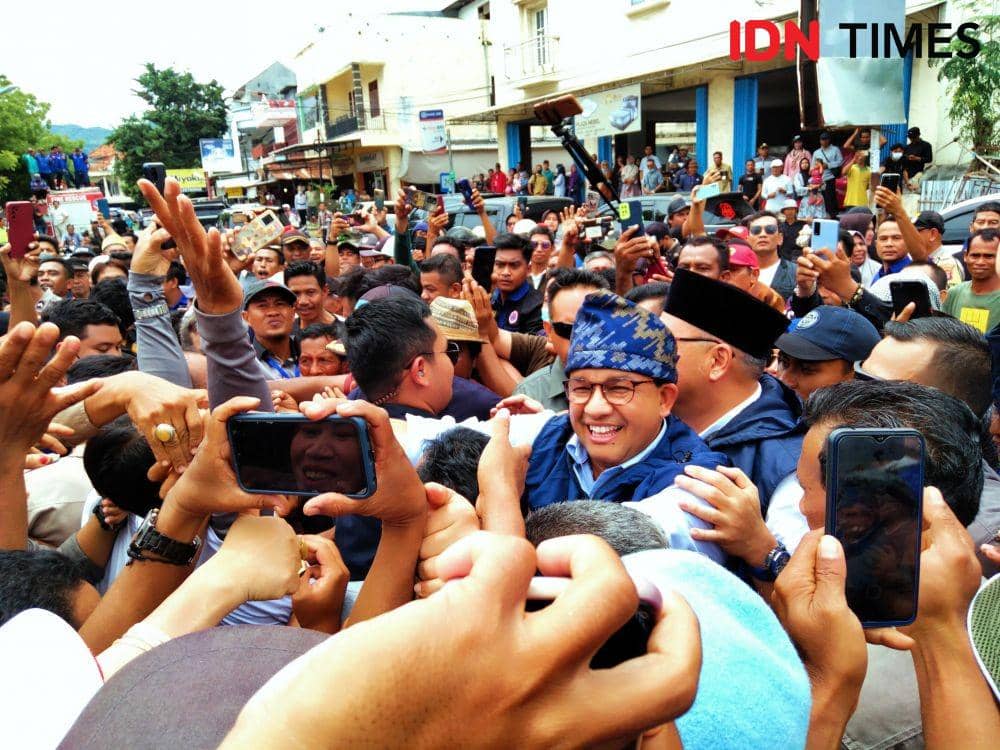 Foto Anies Rasyid Baswedan saat tiba di Kota Bima (IDN Times/Juliadin)