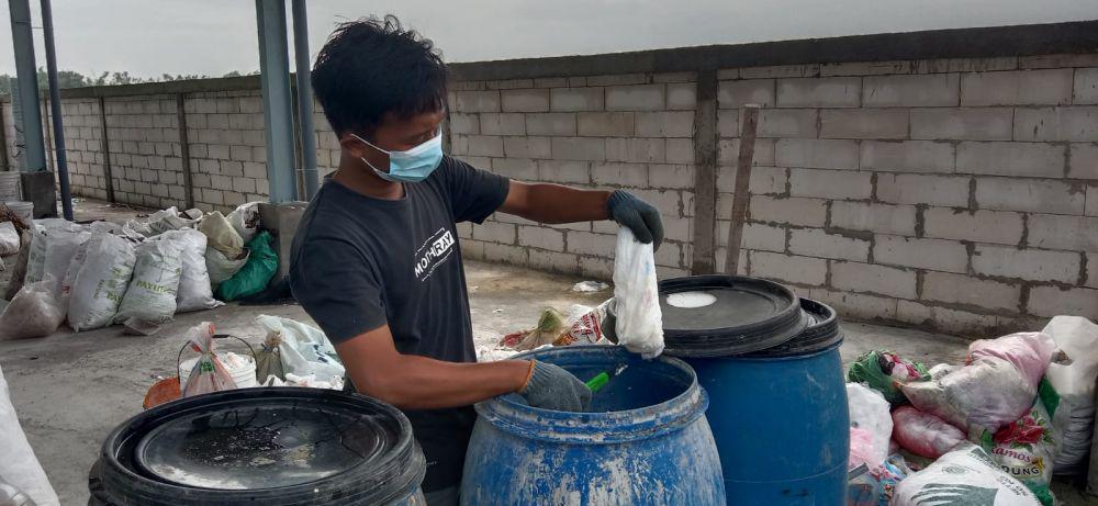 Warga Lamongan Sulap Popok Bayi Jadi Pupuk Organik Cair