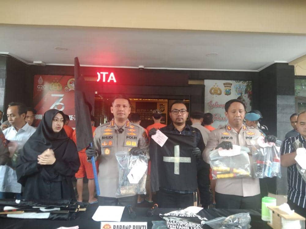 Kapolresta Malang Kota, Kombespol Budi Hermanto saat merilis pelaku kerusuhan di kantor Arema FC. (IDN Times/Rizal Adhi Pratama)