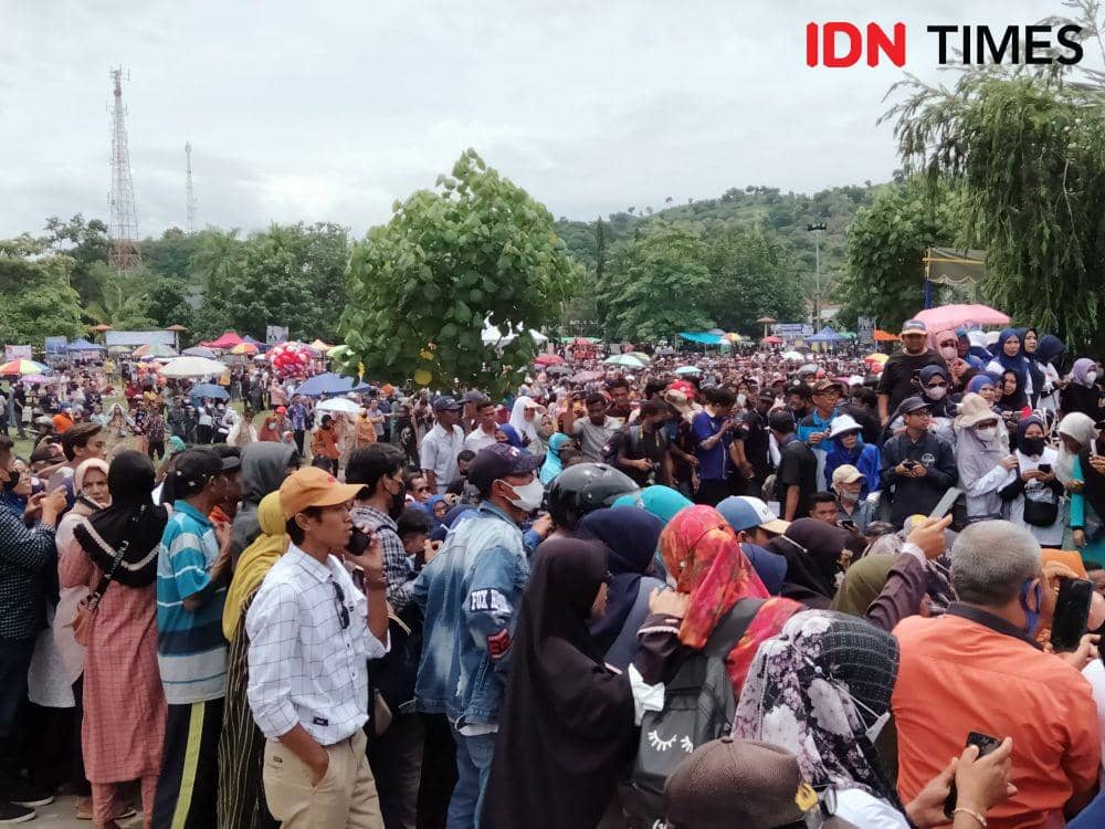 Foto warga tumpah ruah saat sambut kedatangan Capres Anies Rasyid Baswedan di Kota Bima, (IDN Times/Juliadin)