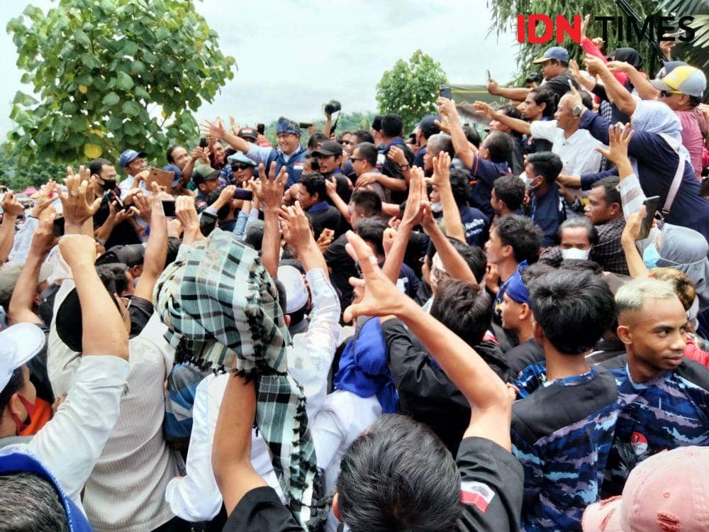 Foto Capres Anies Rasyid Baswedan saat samperin warga Kota Bima (IDN Times/Juliadin)