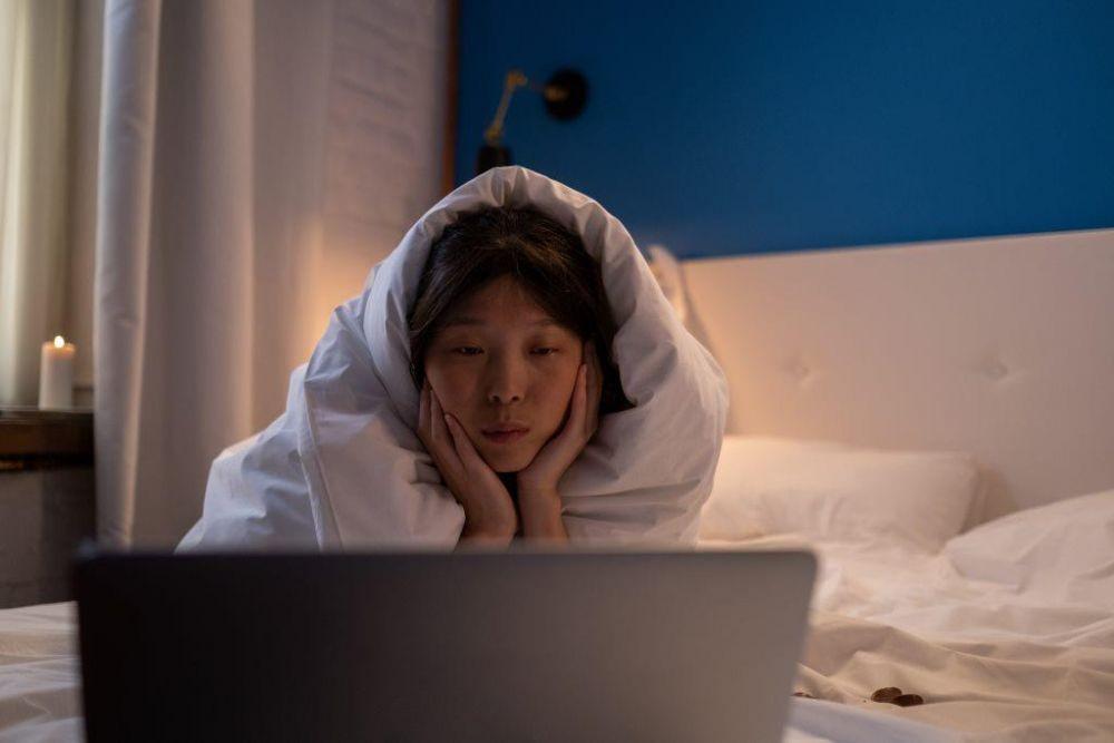 8 Dampak Binge-Watching yang Mengancam Kesehatan Jika Tak Dikendalikan