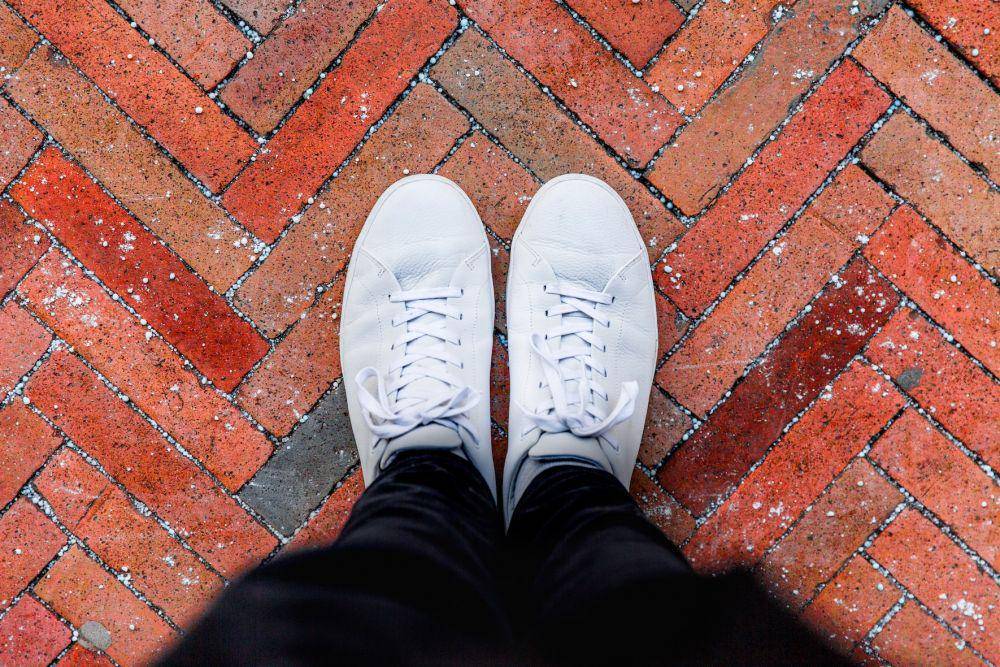 ilustrasi sepatu (unsplash.com/Marten Bjork)