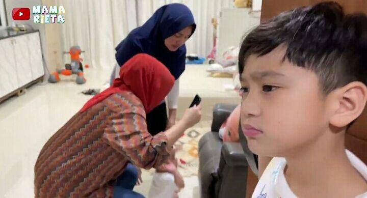 Rayyanza belajar minta maaf. (youtube.com/Mama Rieta)