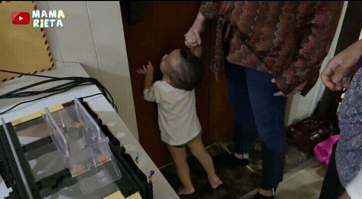 Rayyanza belajar minta maaf. (youtube.com/Mama Rieta)