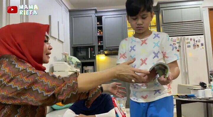 Rayyanza belajar minta maaf. (youtube.com/Mama Rieta)