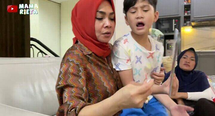 Rayyanza belajar minta maaf. (youtube.com/Mama Rieta)