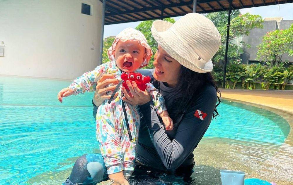 Nadine Chandrawinata momong anak(instagram.com/nadinelist)