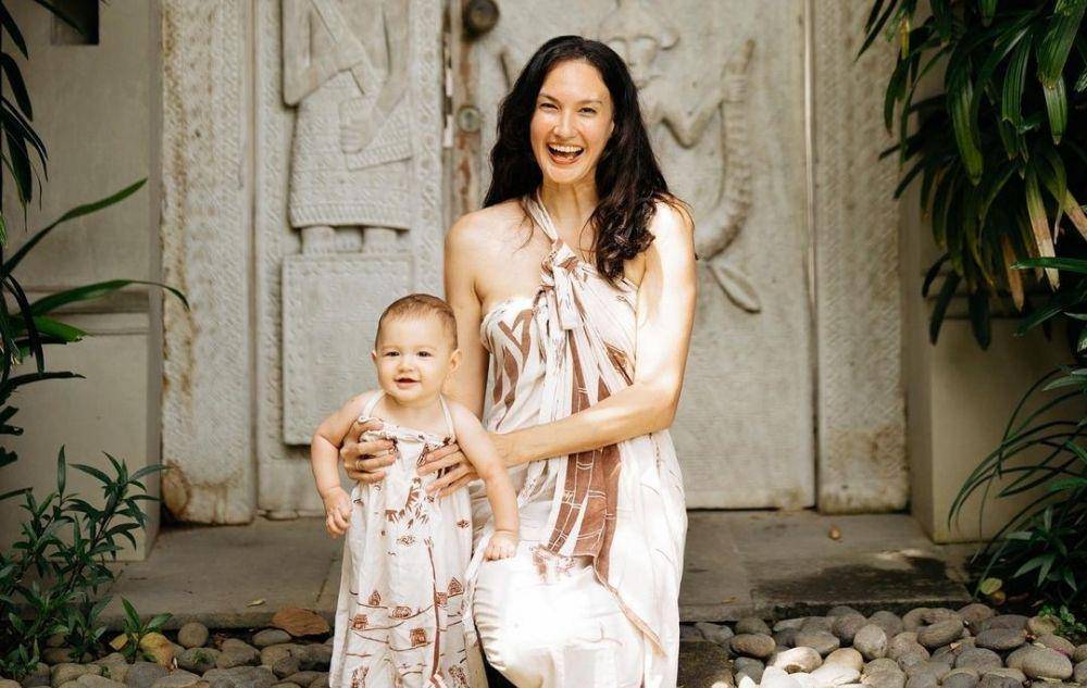 9 Potret Hangat Nadine Chandrawinata Momong Anak Semata Wayang
